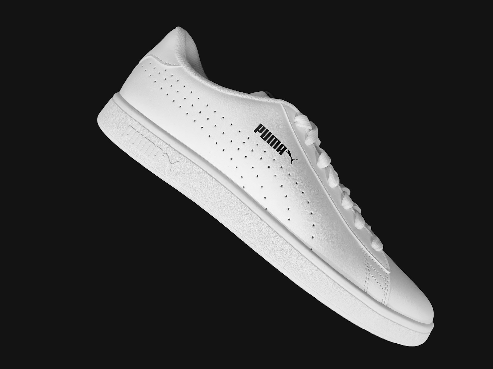 KADE 01 in Kobalt: witte leren sneaker, schuin zwevend